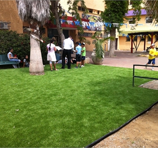 התקנת דשא סינטטי בבית ספר אור עקיבא