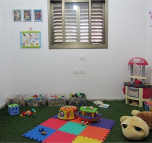 התקנת דשא סינטטי בחדר משחקים במרכז